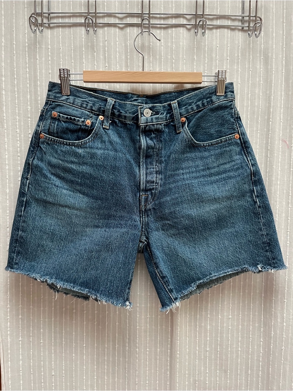Levi's Premium 501 Mid Thigh Cut Off Denim Shorts Medium Wash size 29
